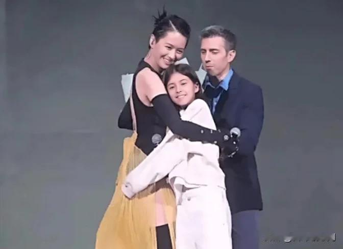 梁咏琪都结婚十年了，有一个混血女儿，嫁给西班牙老公，满满的幸福感。
