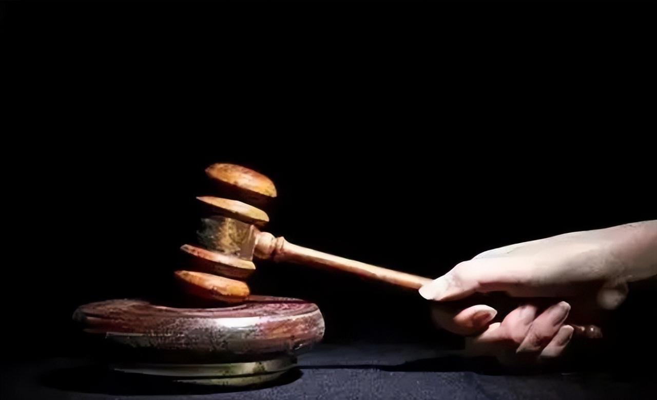 湖南一男子在参加儿子婚礼时，意外听到多个亲戚说儿子与在场一名男宾客长得很像，事后