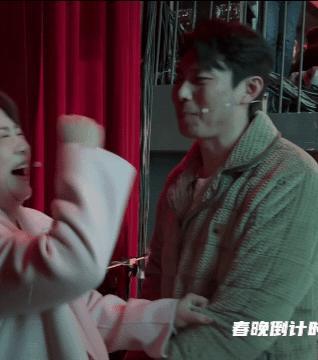 我感觉我40时也会像爱轮一样轻易被曾经的crush姐姐普通的行为弄得耳朵通红 ​