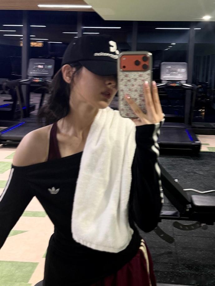 杨超越穿阿迪健身杨超越素颜健身状态绝了抛开华丽造型专注运动，杨超越穿阿迪健身，素