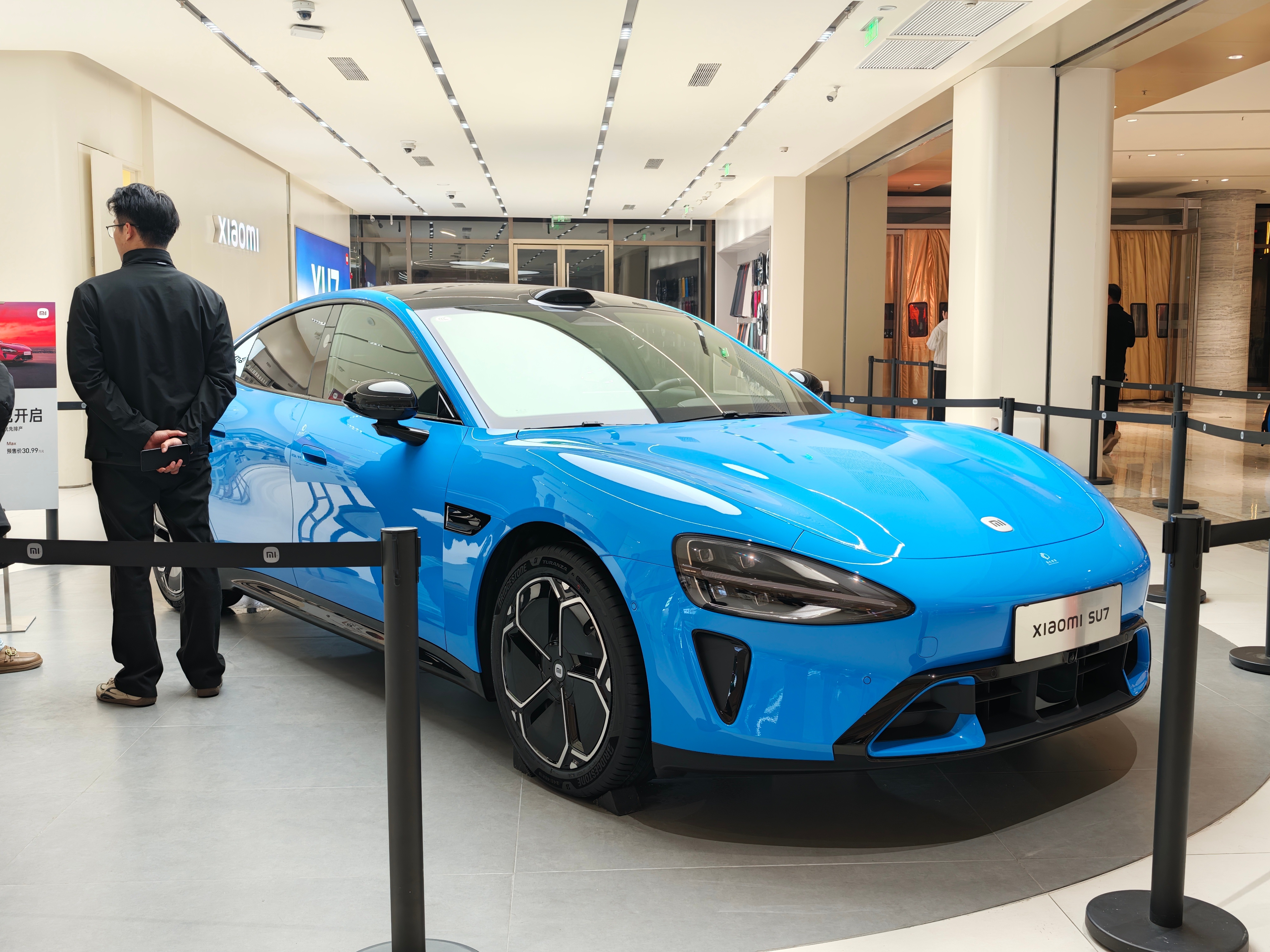楼下的米家出展的居然是一台标准版，卡布里蓝是真的好看，头一次见钻石轮毂的SU7，