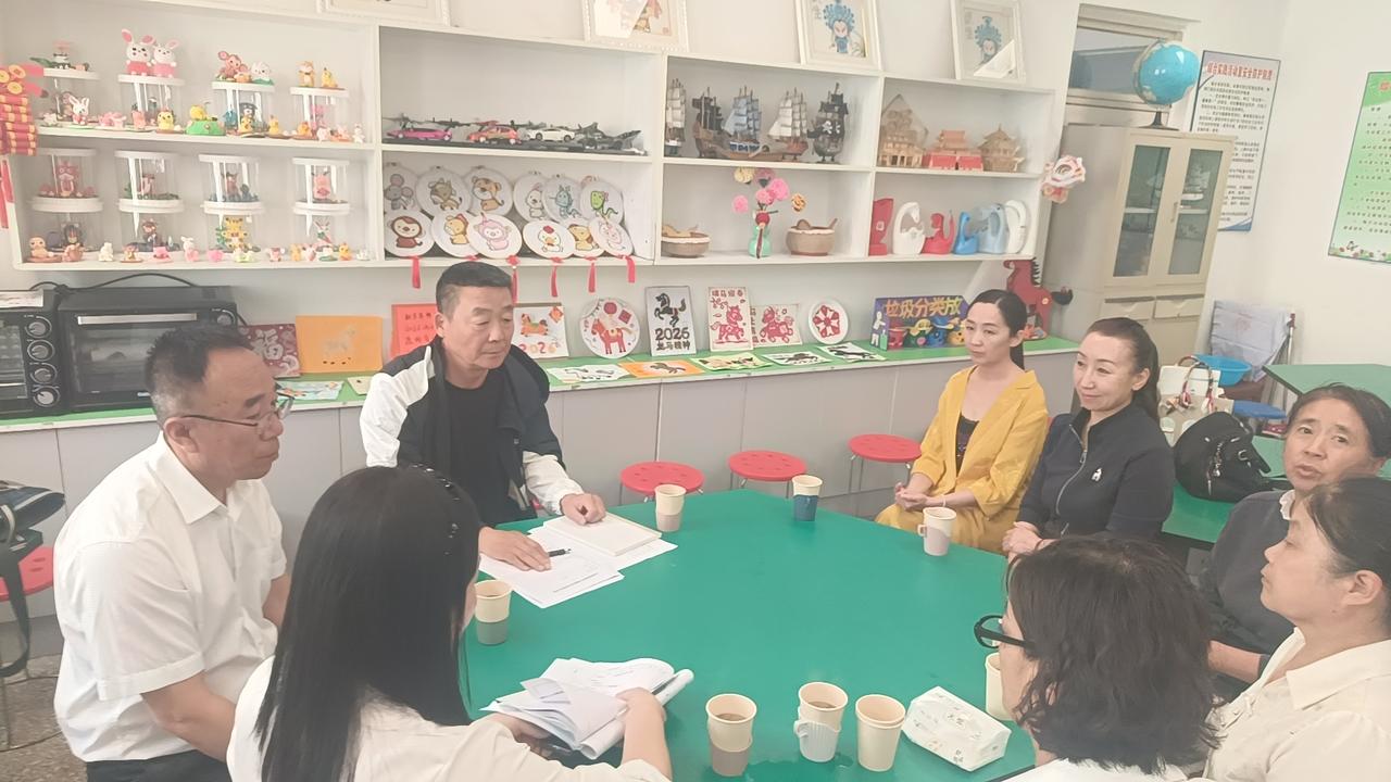前阵子我下校调研，听了一所学校的课堂教学管理汇报，他们那个“1+4+N”模式，我