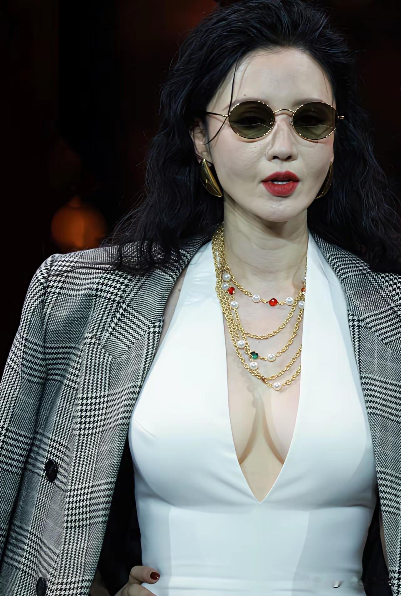 张萌巳经不能近看了！
    说真的，人到一定年龄就如同别人的生活一样不可近看只