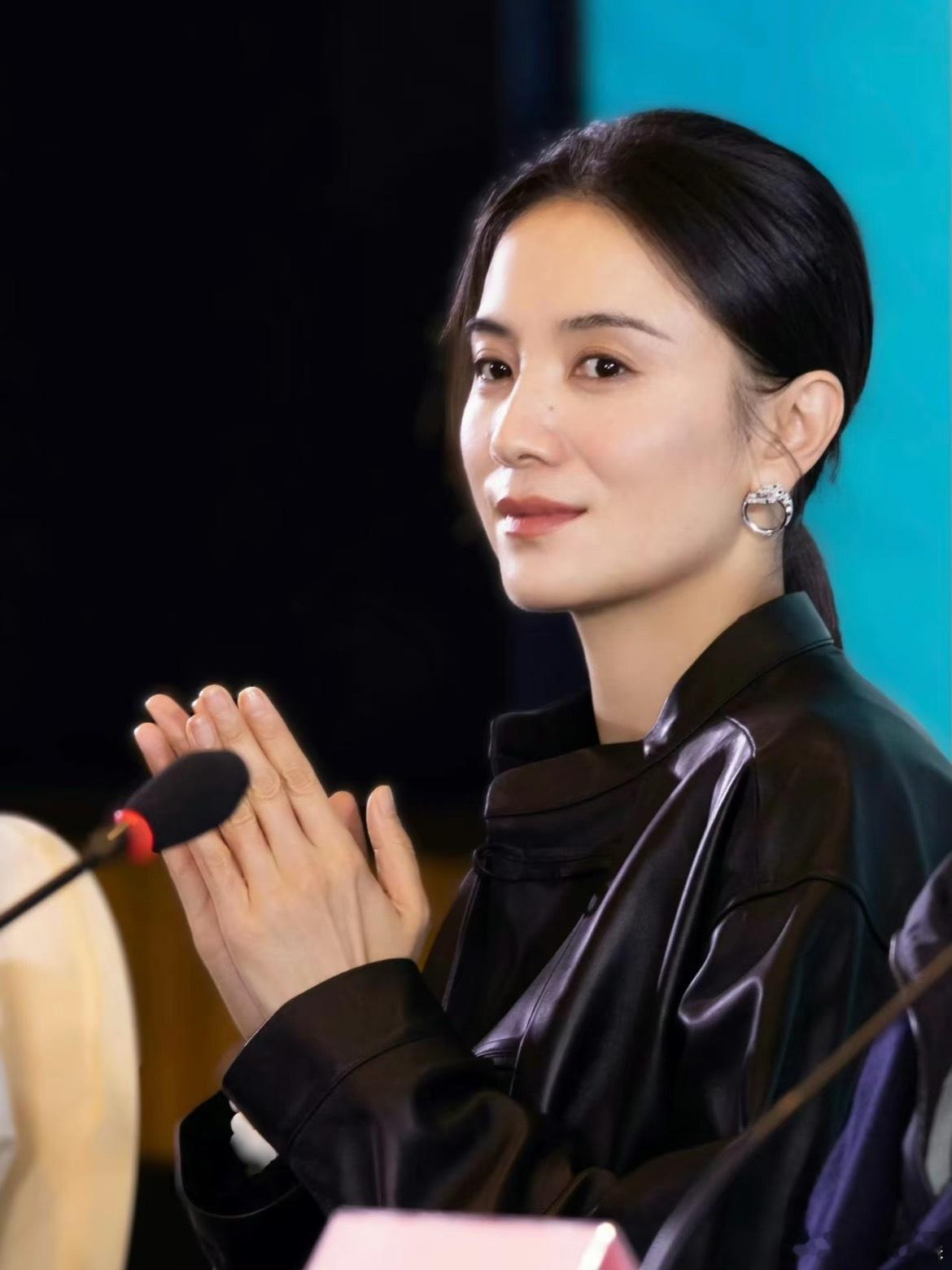 宋佳结婚了实力派女神宋佳和才华导演王伟悄悄领证啦~两人低调恋爱多年，如今修成正果