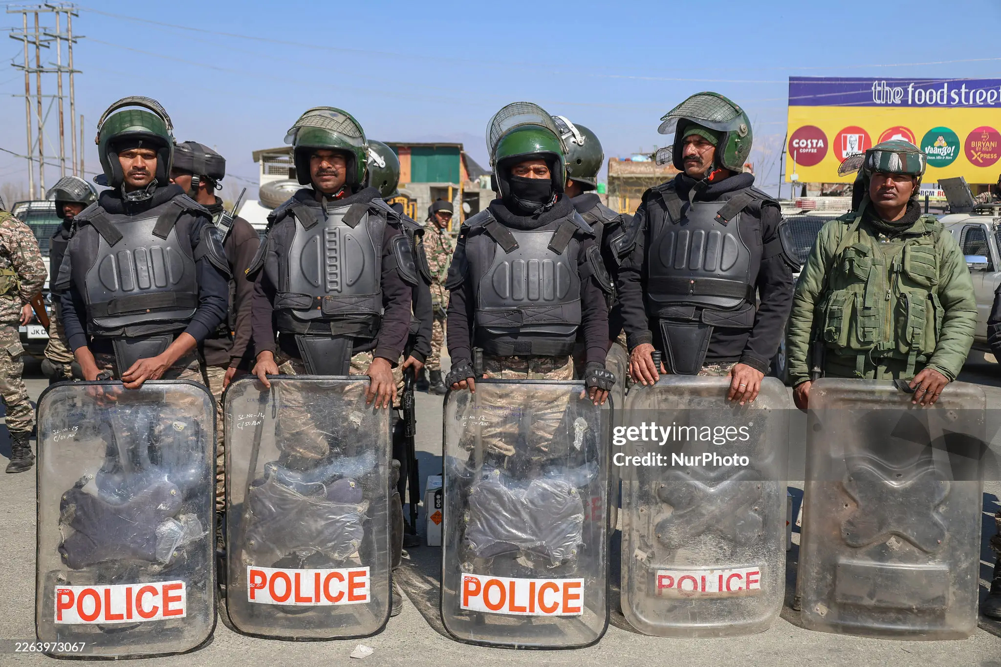 【图1】3月2日，日本广岛，约180人在雨中聚集在原子弹爆炸圆顶屋前抗议美国和以