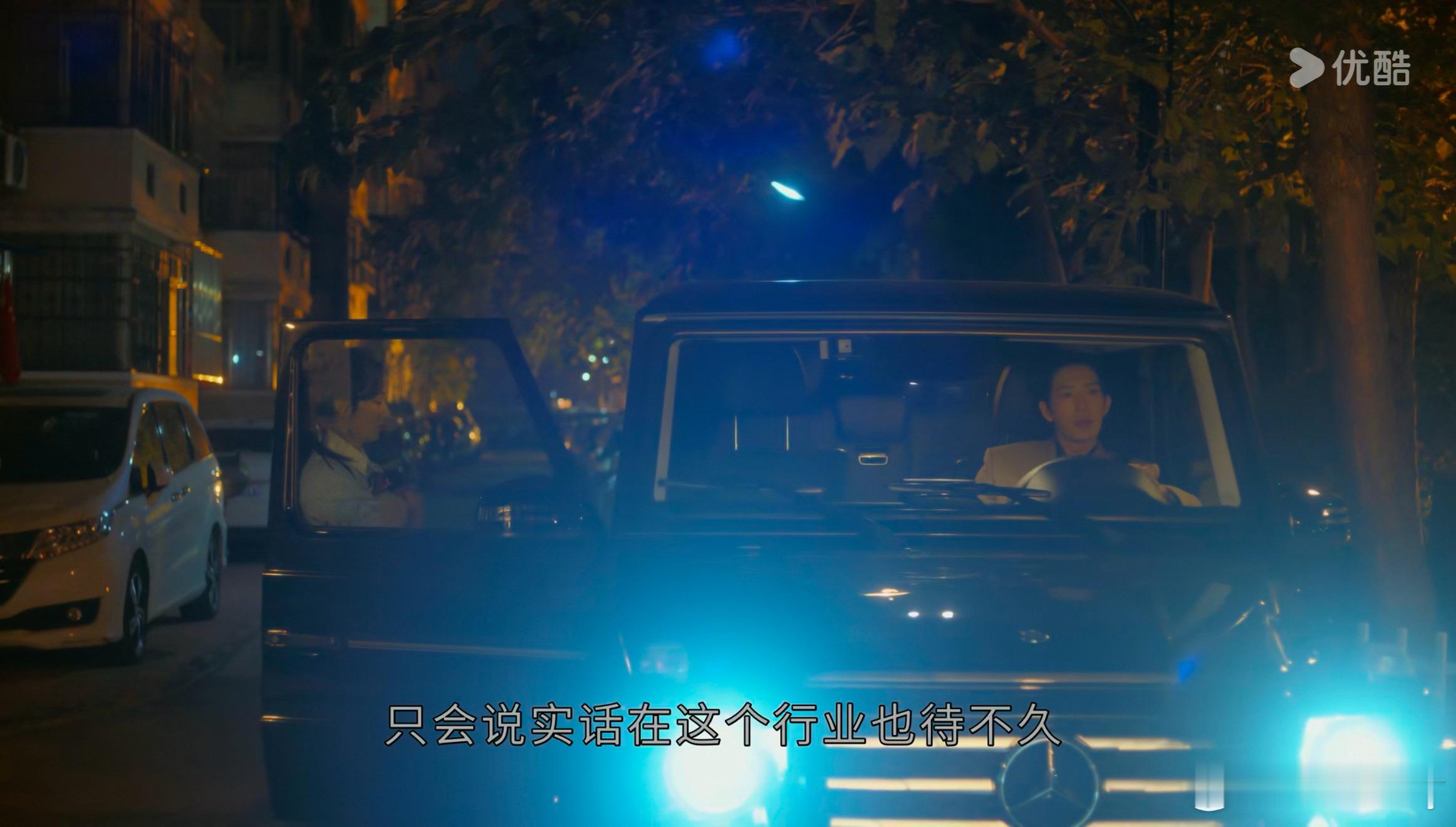 早春晴朗精英霸总的座驾是大G，而短剧霸总的座驾一般都是劳斯莱斯，只能靠劳斯莱斯演