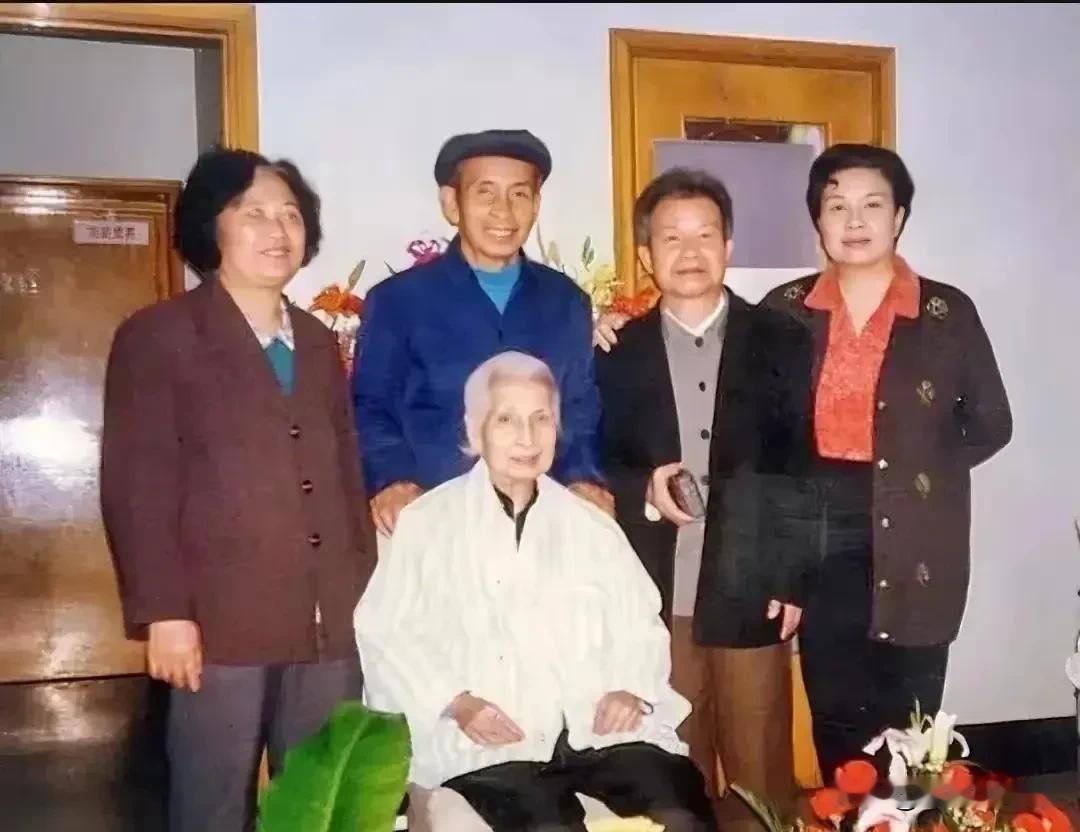 1998年4月4日，是曾志是87岁生日，也是她一生中最后一次过生日。在那一天，三