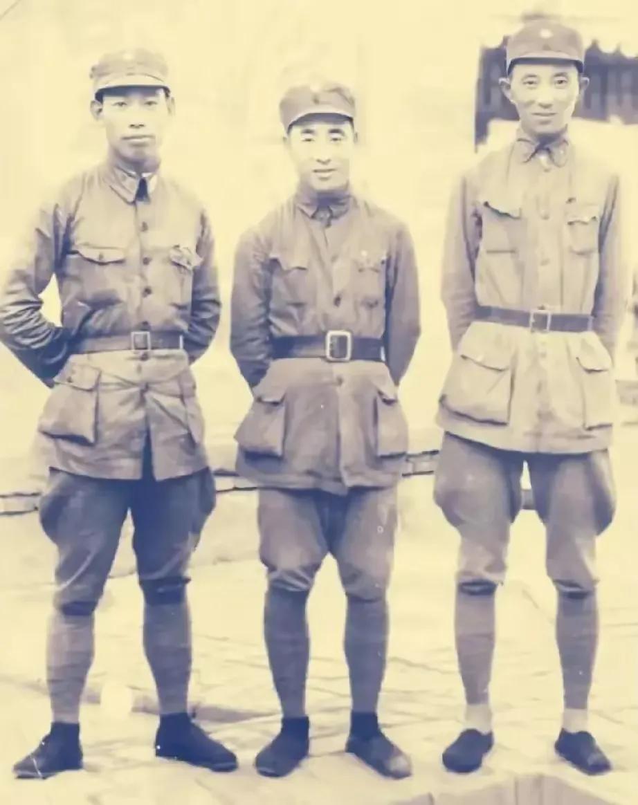 1938年，延安，抗日军政大学三名年轻的八路军主官，他们分别担任校长、副校长、教