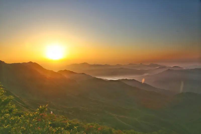 上联：晓光破雾铺晨色；
下联：暮阳穿云浸晚霞。
