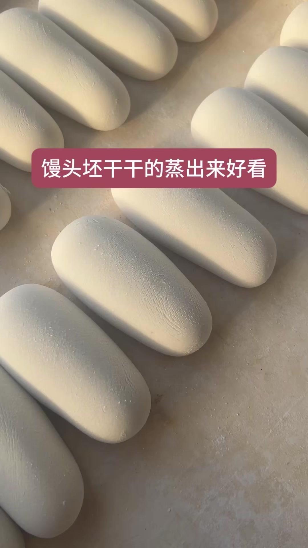 🍞第一次见这种带脆皮的老面馒头！表面像烤过一样微焦，摸起来有点脆，其实咬开里面