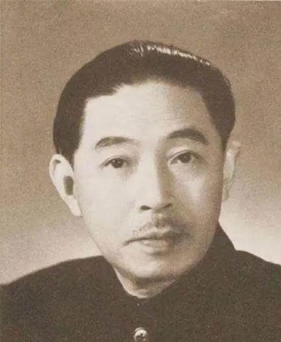 1928年，32岁的茅盾出轨23岁的女学生秦德君。不久后，秦德君怀孕，茅盾一把将