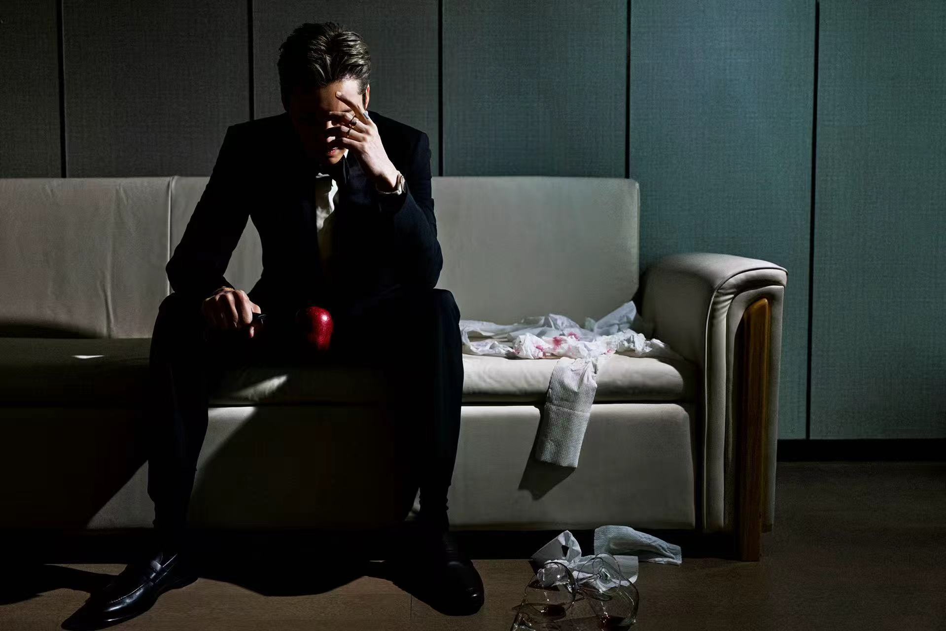 陈伟霆终于演医生了 等了好久！陈伟霆首演医生，还是带感的暗黑反差人设！文质彬彬的