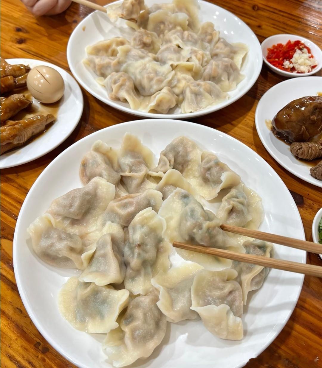 临海 完了，彻底陷进去了，天天都在想这顿饺子，想得快疯了，啥时候才能再吃上啊！ 