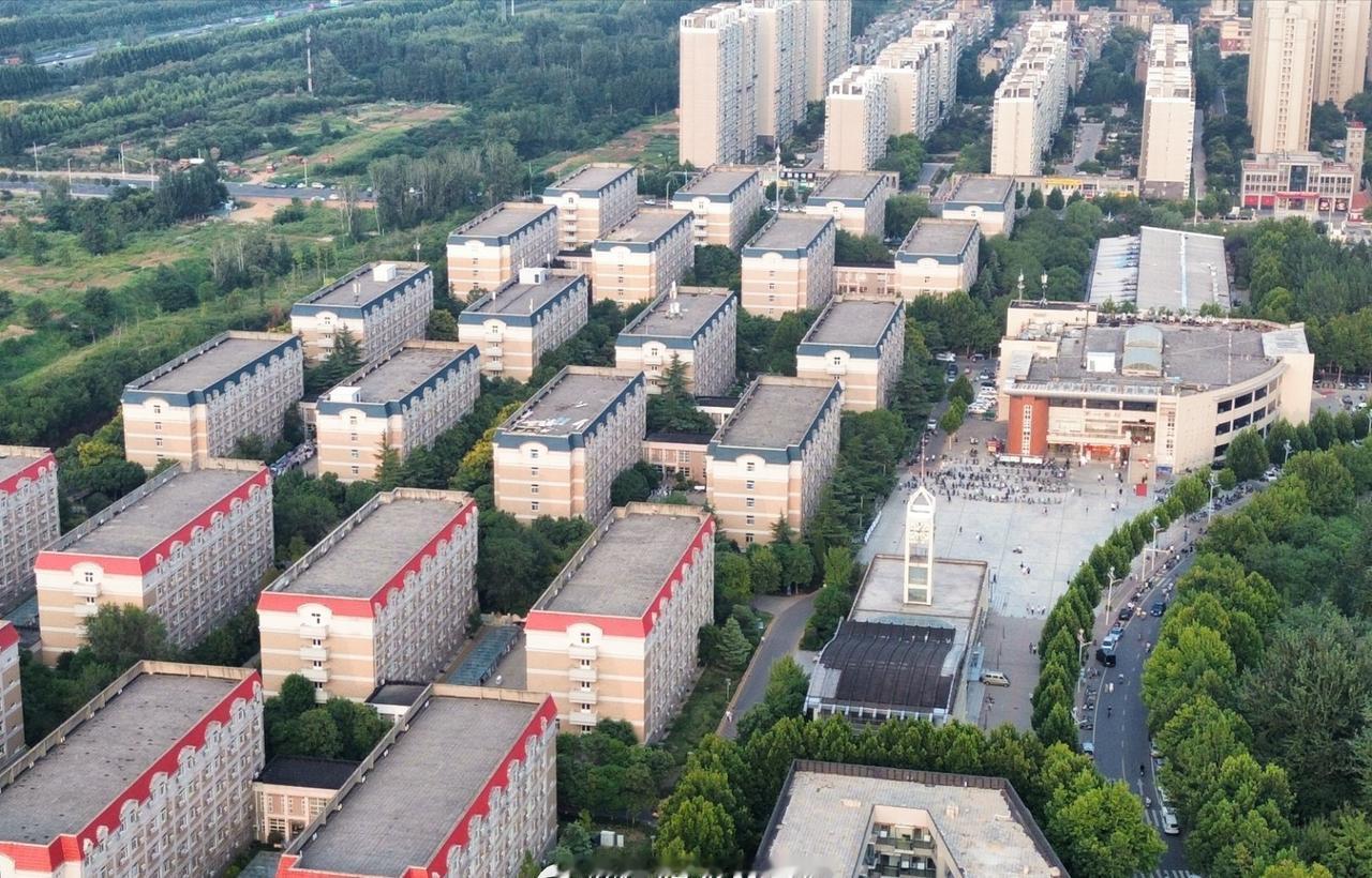 六十九载春秋更迭，以明德修身，滋养万千学子品格之树，
六十九载朝夕耕耘，凭求是铸