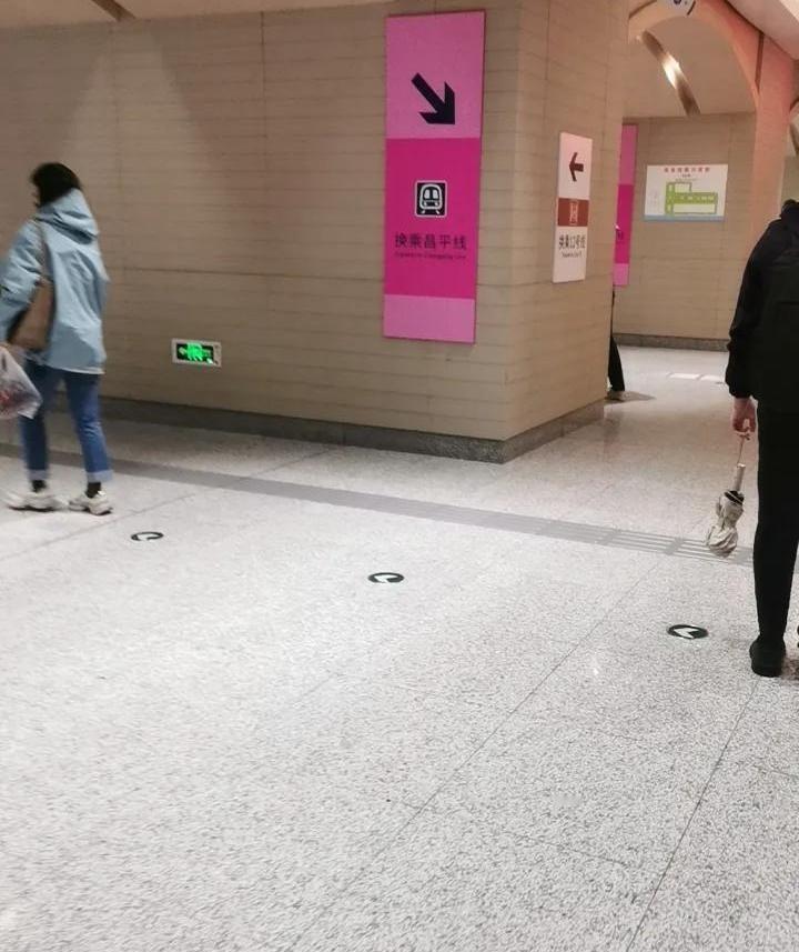 断了他7天的钱，我爸的威胁短信就来了。
他说，再不给钱，就做点事给我看看。
我看