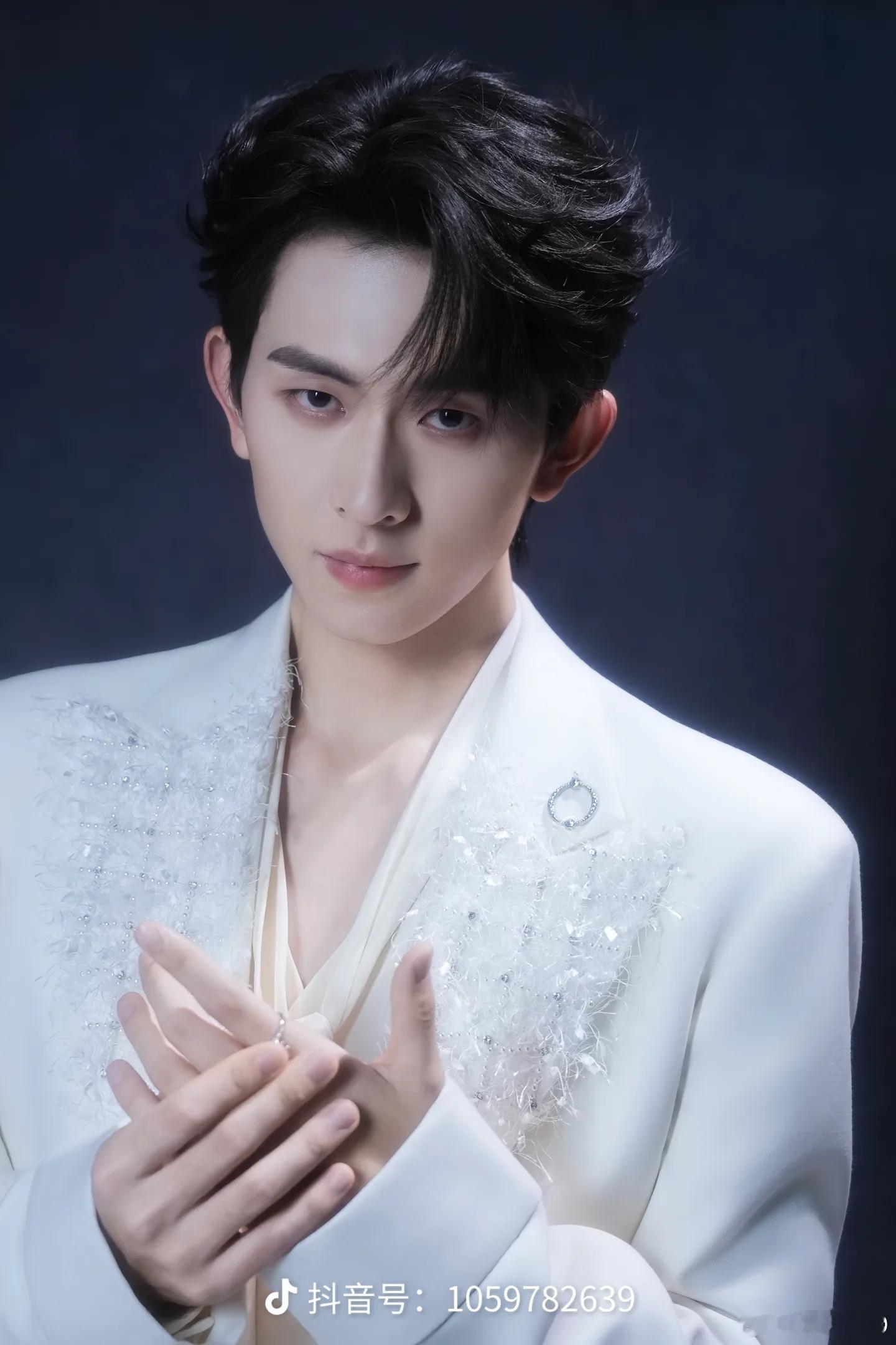 陈添祥[超话]陈添祥微短剧之夜红毯压轴 恭喜添添获得年度号召力星耀男演员，“花会