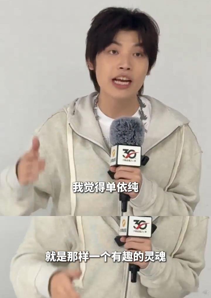 单依纯同学称她应该拿歌王夏哲轩发微博狠狠支持单依纯，直言她就是歌王，这种毫不掩饰