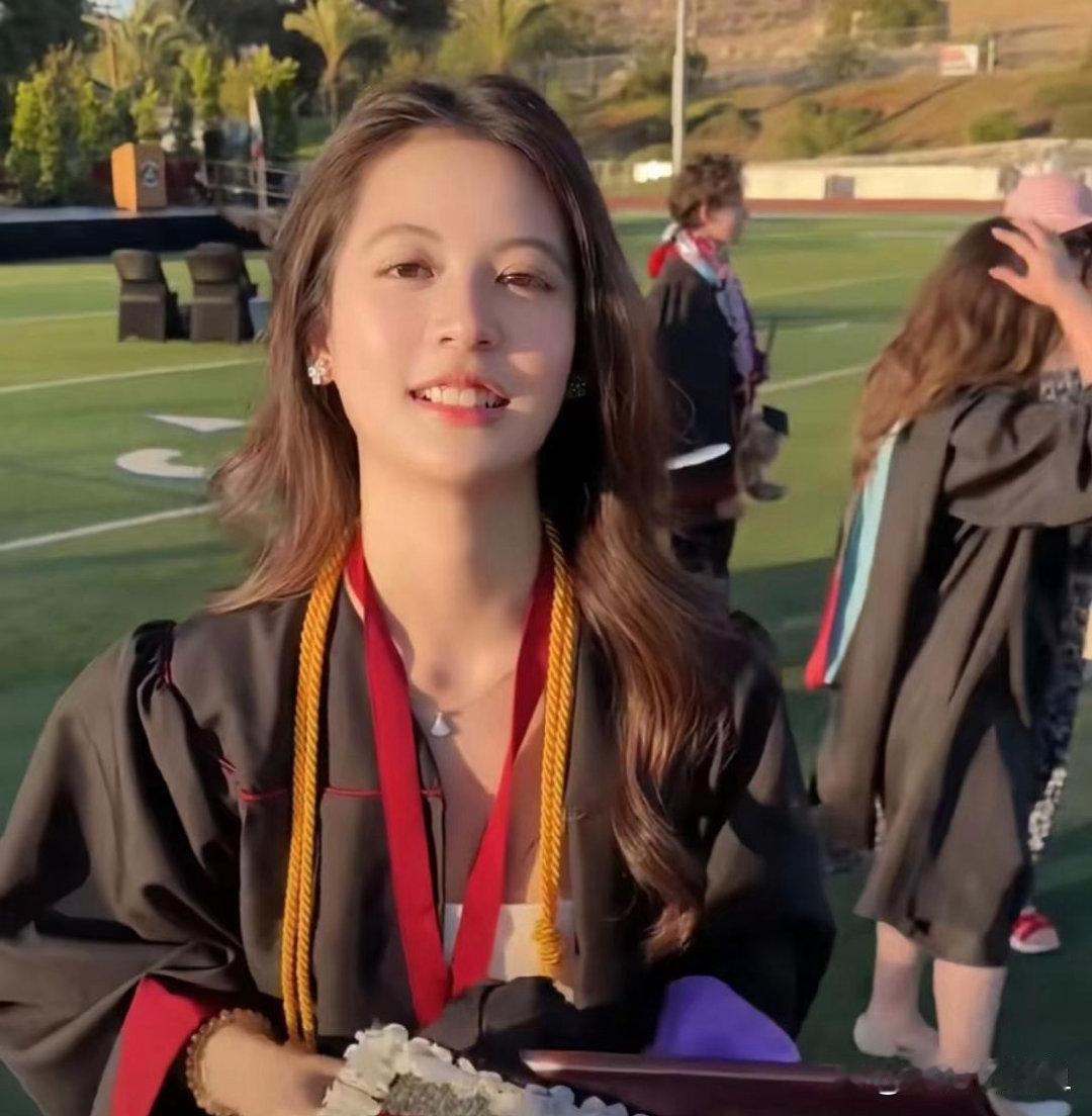 翁虹的女儿顺利高中毕业，完美继承妈妈的高颜值，长相精致亮眼，颜值格外出众。 