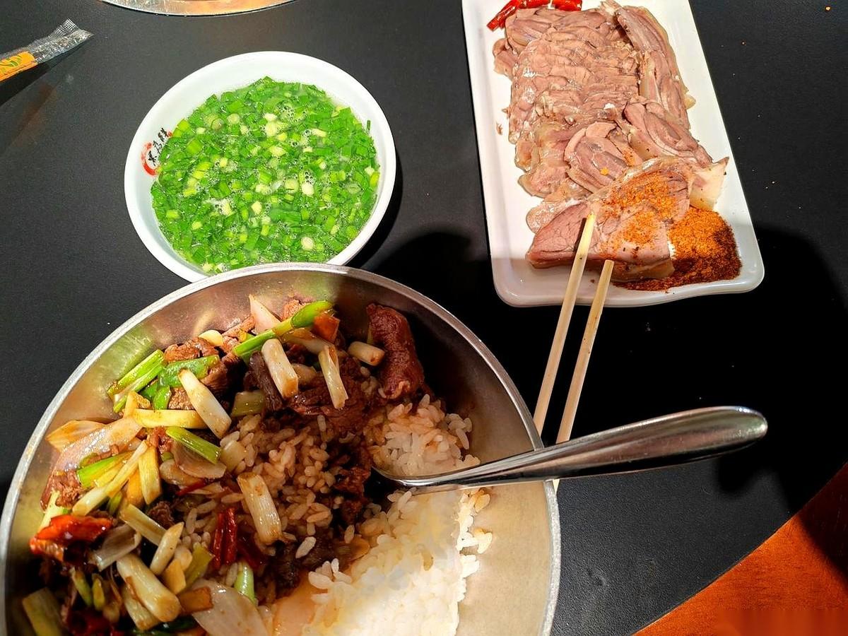 昆明彖新农贸市场里的一碗葱爆羊肉盖饭配二公两羊肉凉片，结账收了90元。
哪怕搭着