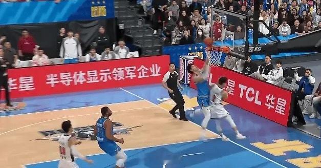 曾凡博回归CBA的首场比赛就贡献18分3助攻2抢断，充分展现了自己出众的运动能力