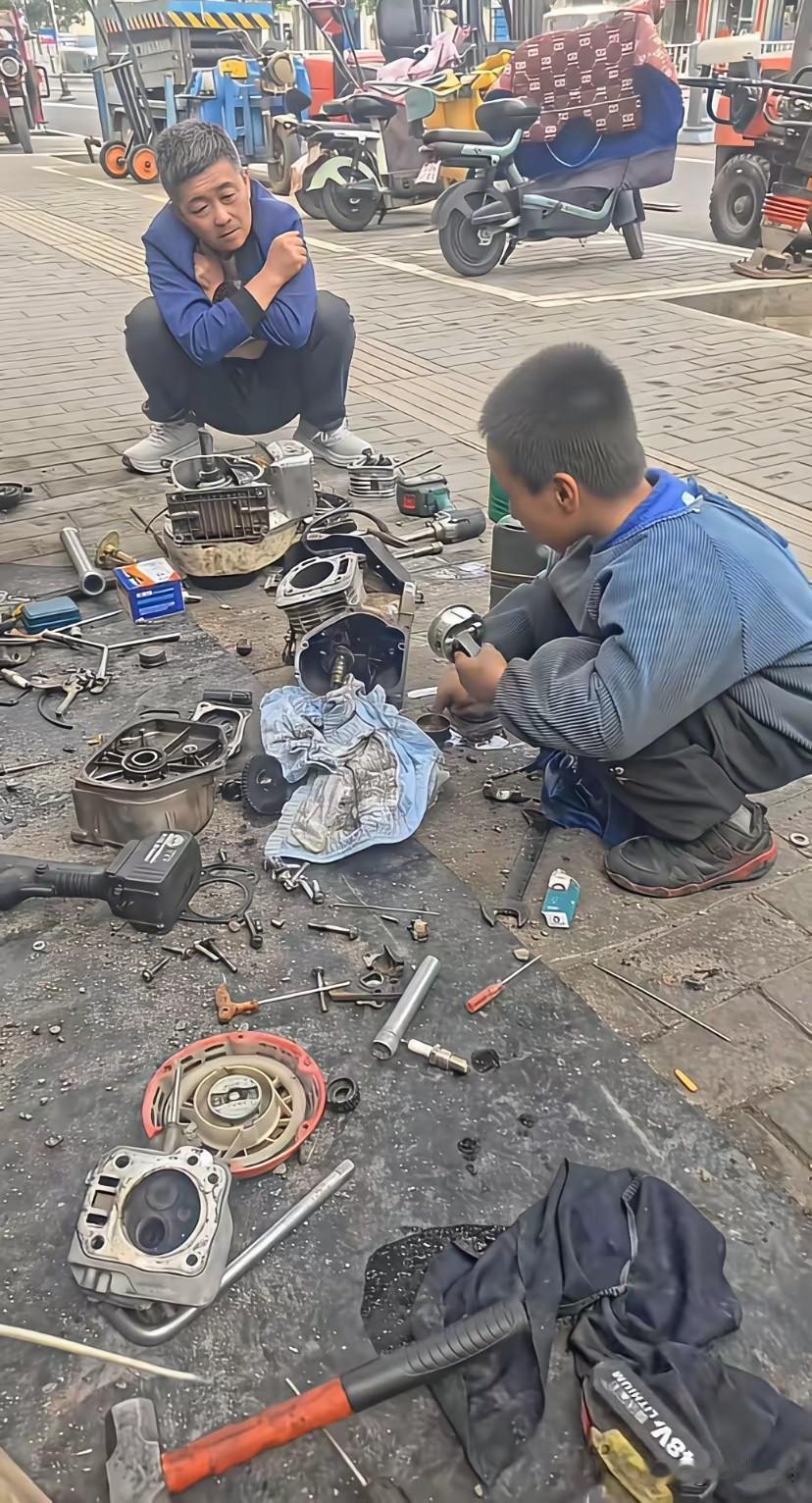 这么点的一个小孩，就开始学修车了，这是一切都从娃娃抓起啊，但是感觉这也太小了，正