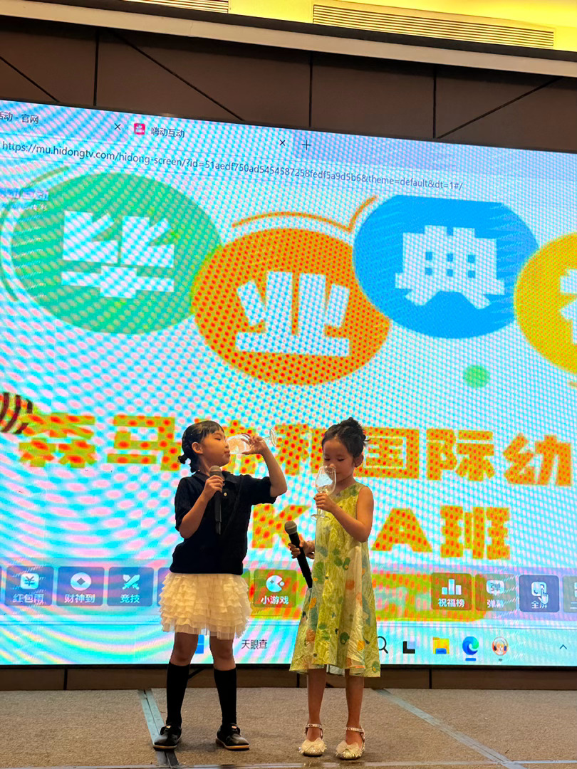 我服了 两个“老太婆” 
