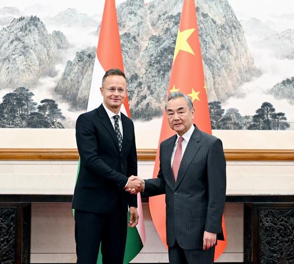 为何有网友说现在全欧洲最后悔的就是德国了？2025年9月，匈牙利外长西雅尔多公开