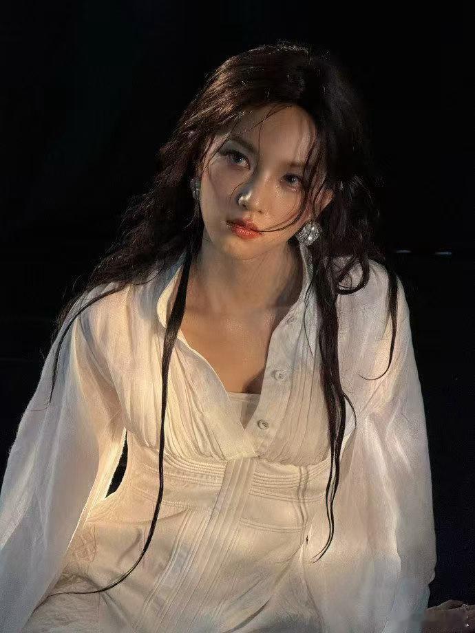 黄灿灿好一朵蓝色妖姬彻底被这组蓝调大片迷住，黄灿灿身着闪钻流苏长裙，发丝随风舒展