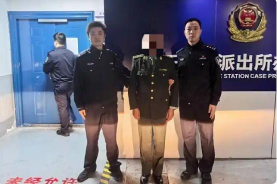 “胆子真大！”近日，浙江杭州，一男子穿着“上将”军装，出现在高铁站，接女朋友一起