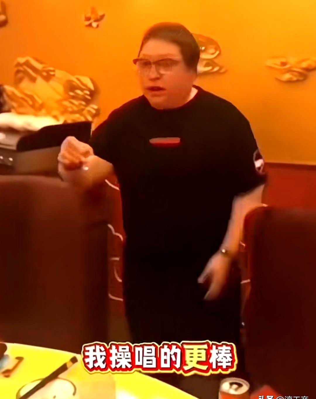 谁能想到，一部没掀起什么大水花的电影，竟然成了全网最硬核的“照妖镜”？
这几天我