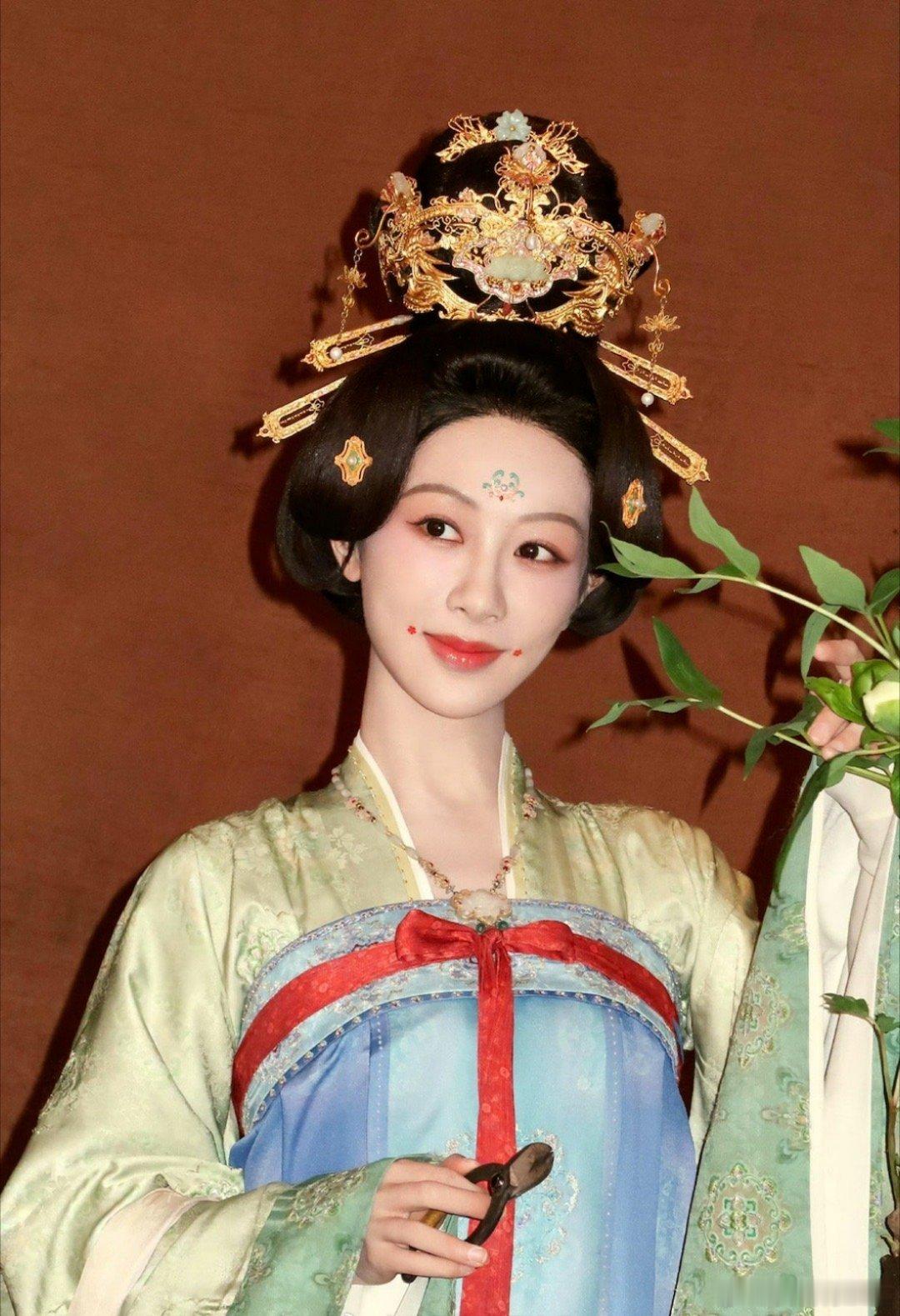 杨紫国色芳华  花絮照，妥妥的大唐美女[哇] 