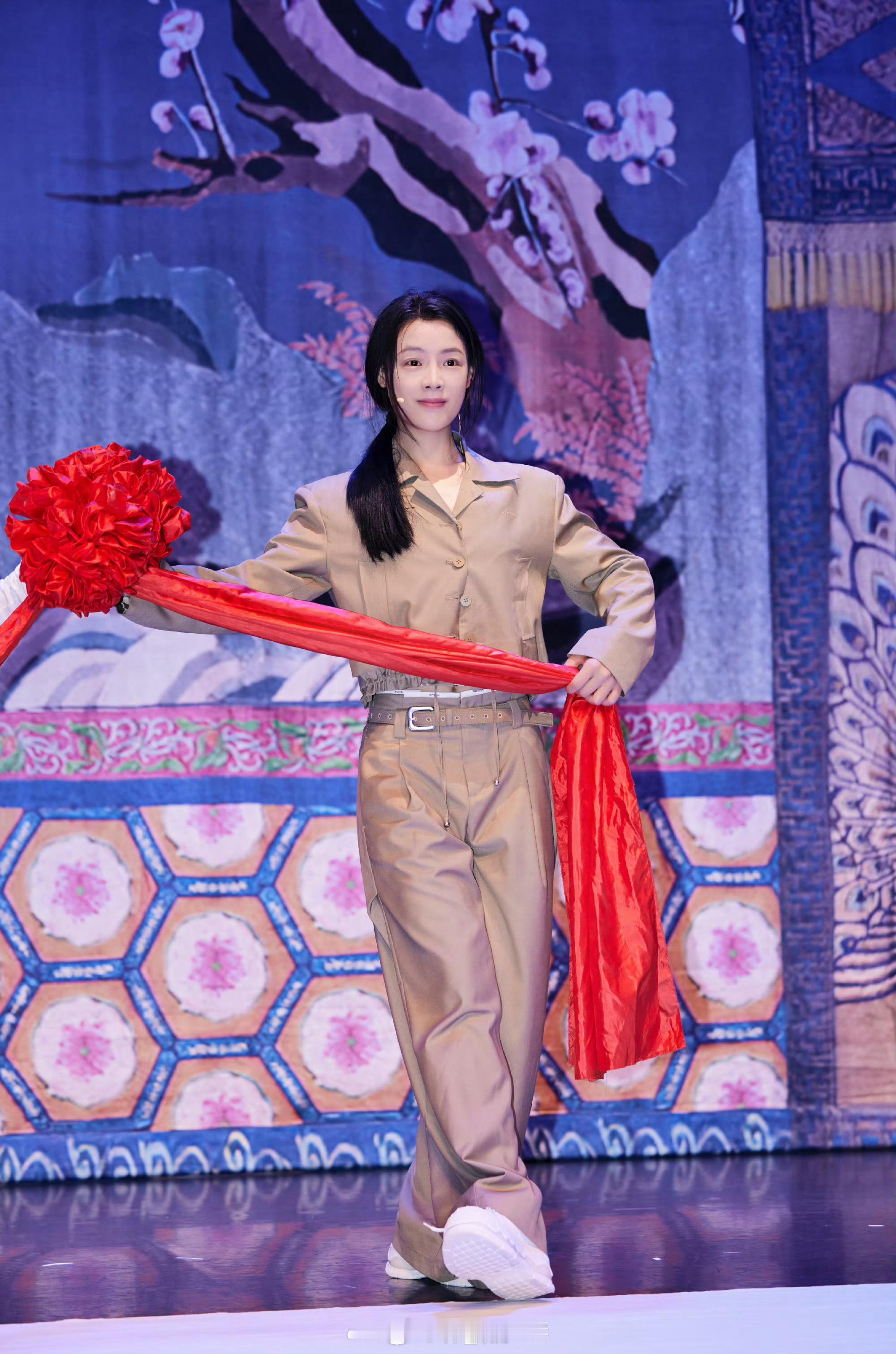 真觉得陈丽君这张脸可塑性好强，又可以温柔又可以英气…get不到这张脸的真的有难噜