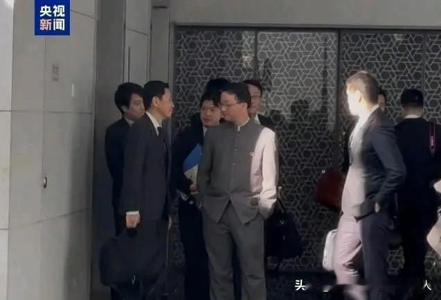 图一是央媒发的，图二是法新社发的，图三是日本媒体发的。

我平时也不喜欢有些公务