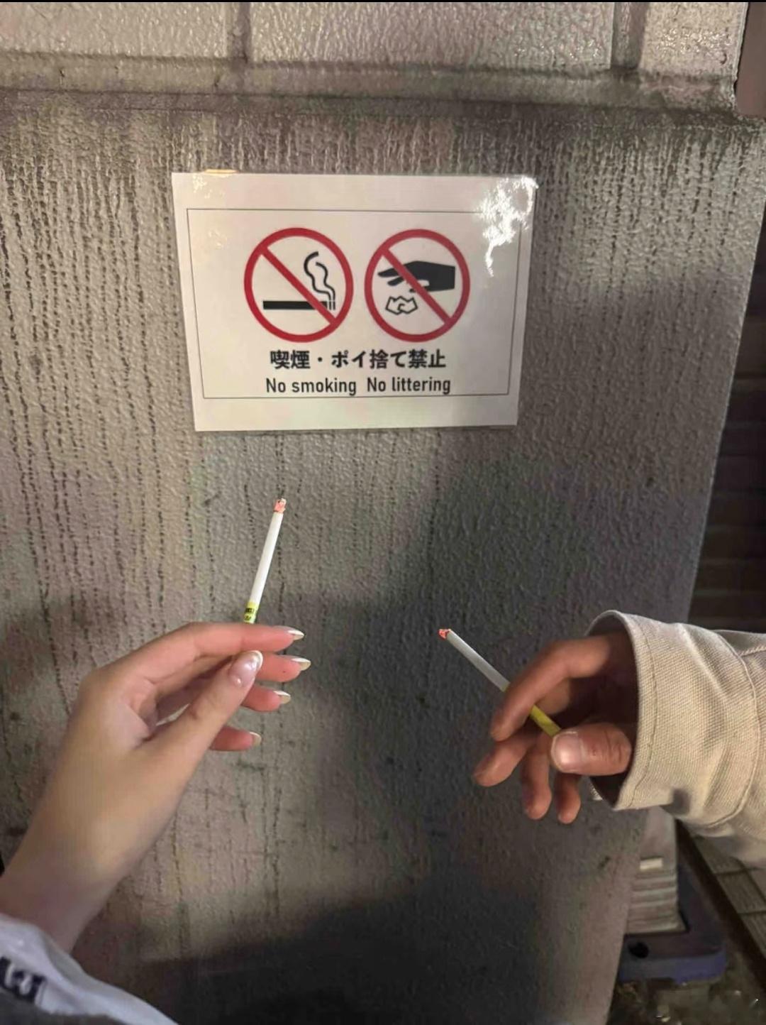 学校禁烟这事，真的不能只靠倡议了。校门口、操场边，总有人吞云吐雾，孩子每天上学放