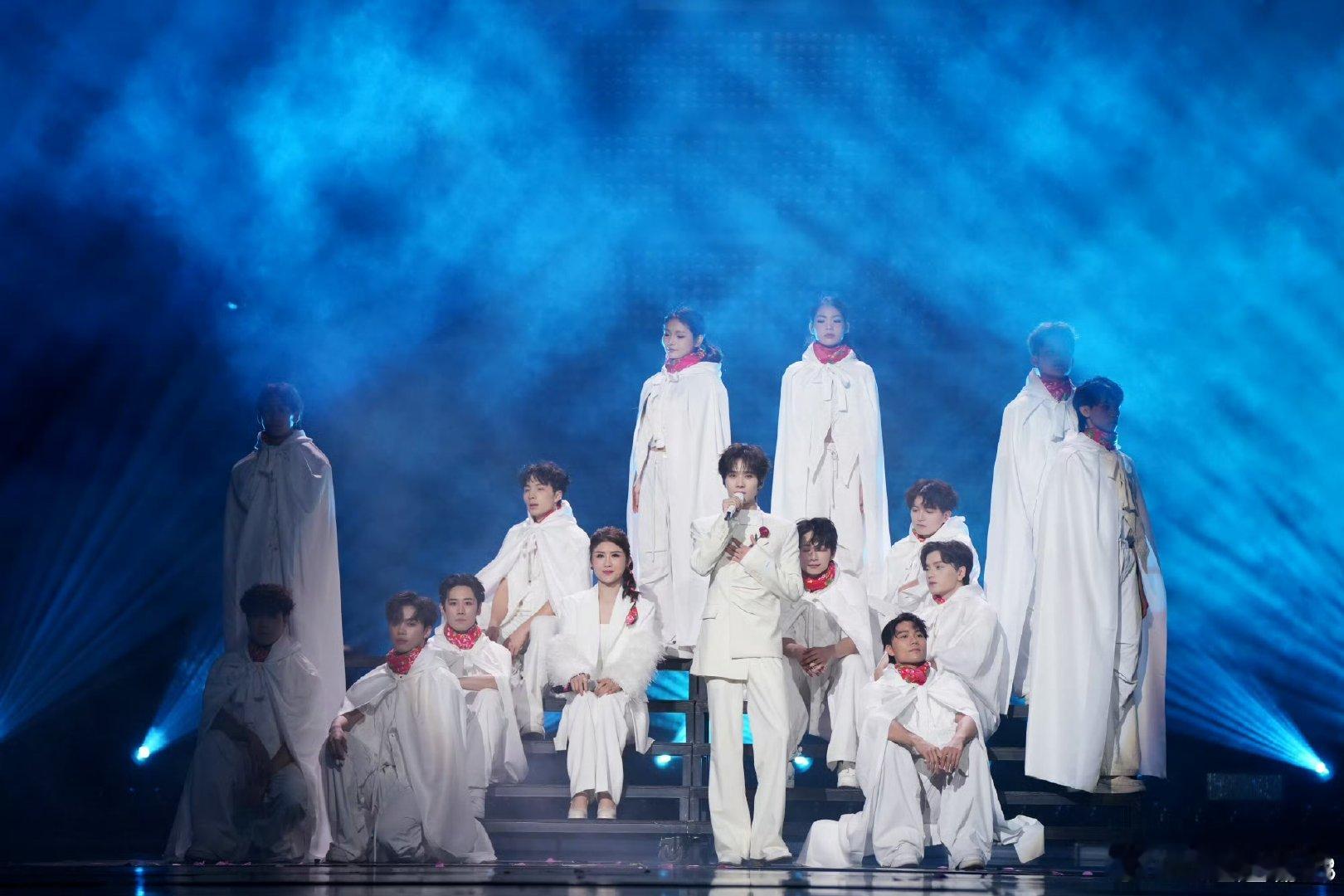 井胧终于唱大东北是我的家乡了 井胧一开嗓，就知道这味儿对了。他声音里的那种质朴与