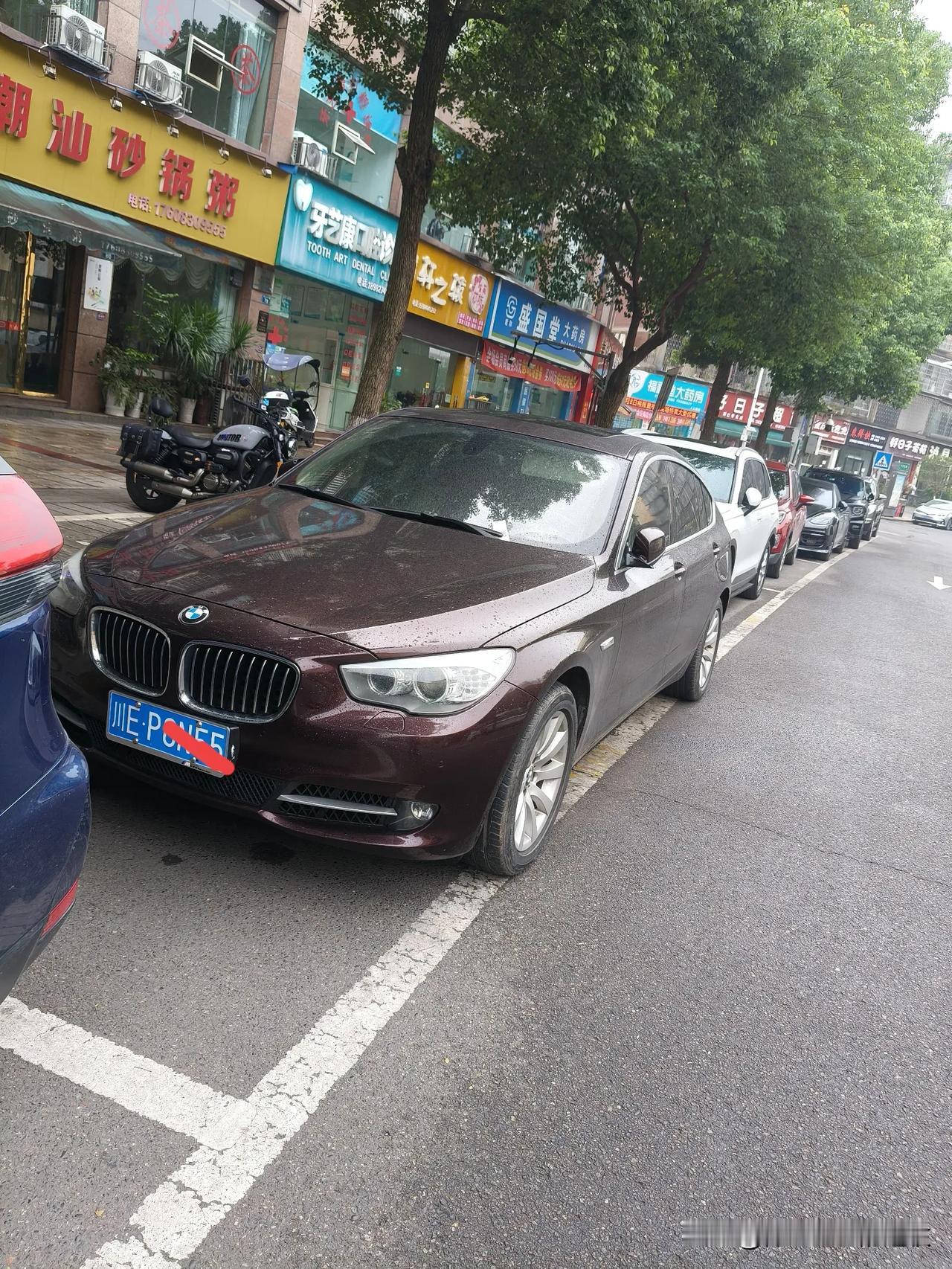 不知这位车主现在怎样了？三天前的早上，一位五十多岁的男子开车来这路边停车，我上前