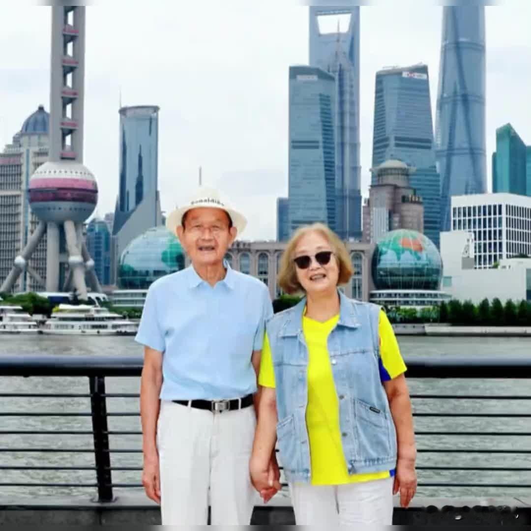 与爱人手牵手，漫步在黄浦江畔，感受这座城市的浪漫与繁华。
