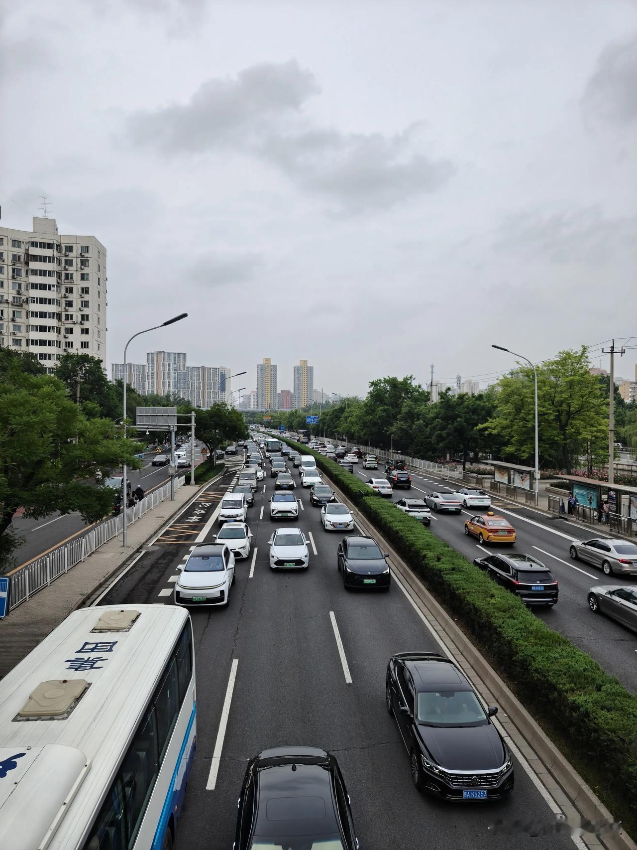 如何一句话证明你是北京人1. 打小在胡同泡大，侃闲篇儿、凑局子，骨子里带着北京城