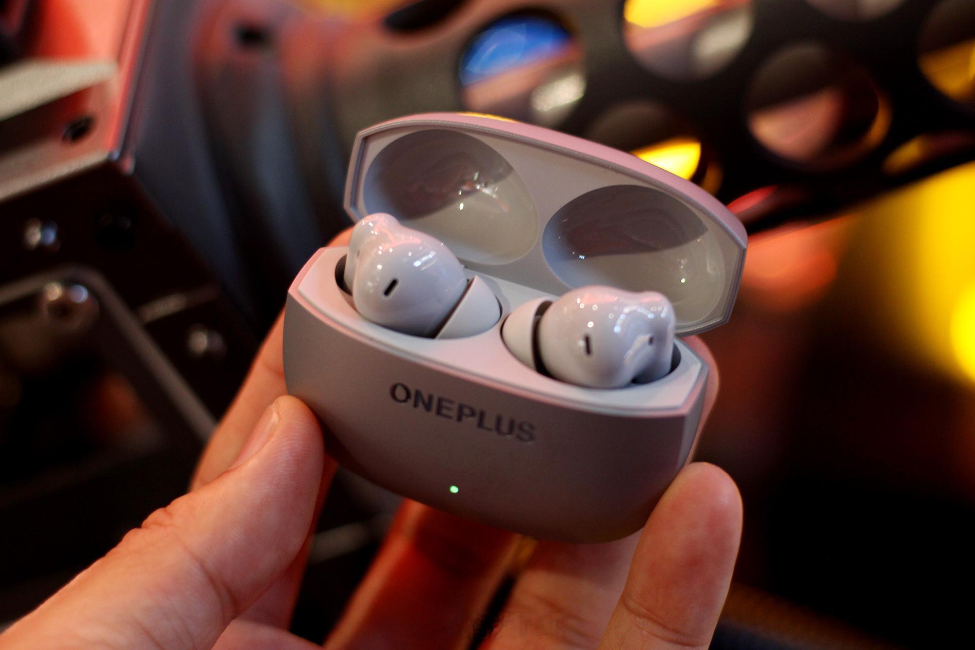 一加 Buds Ace 3这次有星际黑、钛空银两款配色，我拿到的是其中的钛空银，