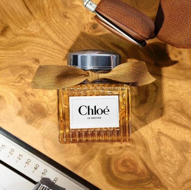 Le Nectar香水加入了Chloé标志性香水系列，该系列体现了Chloé女性