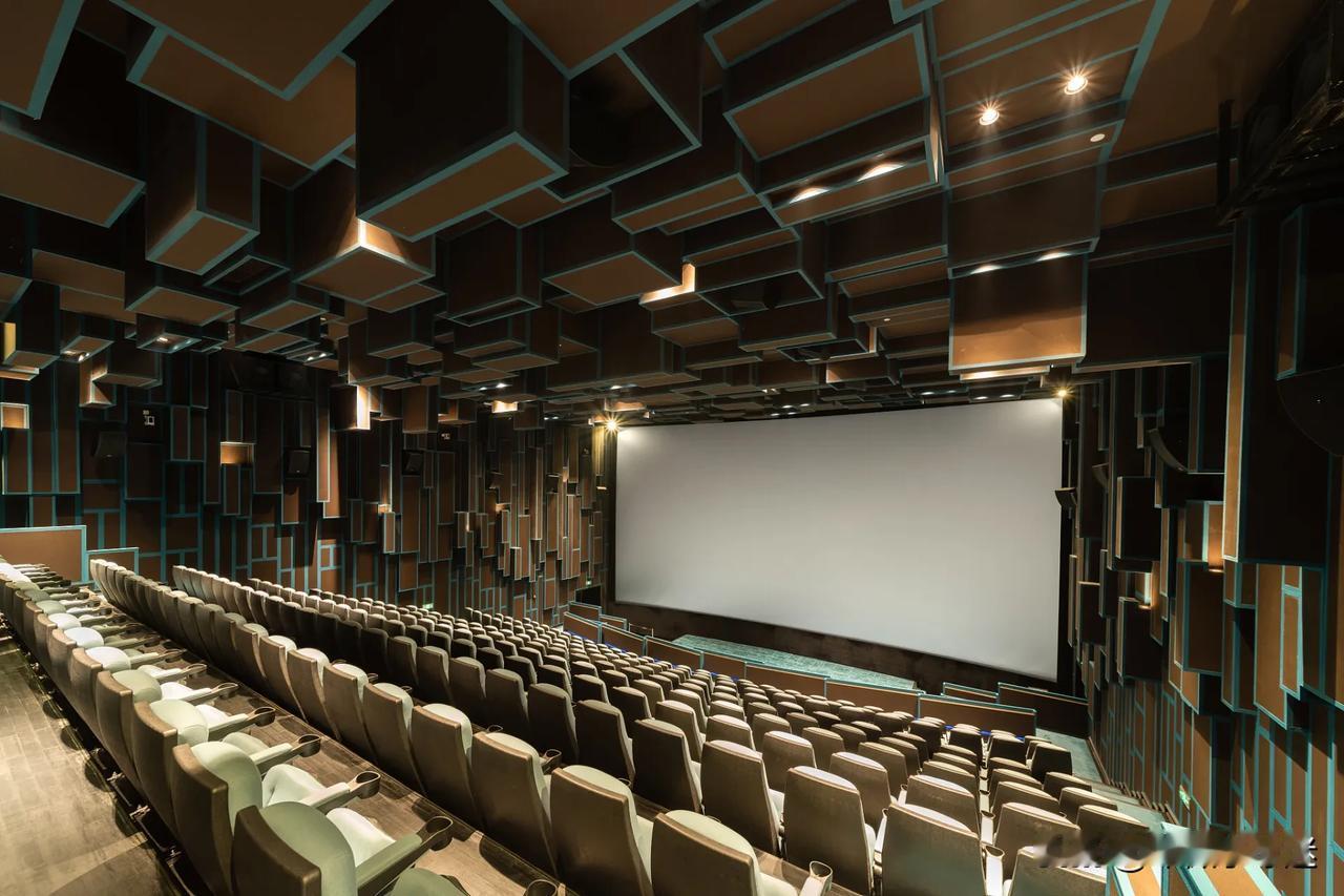 为什么大家突然不爱去电影院看电影了？回头看原因其实很简单：

1.没有好电影，我