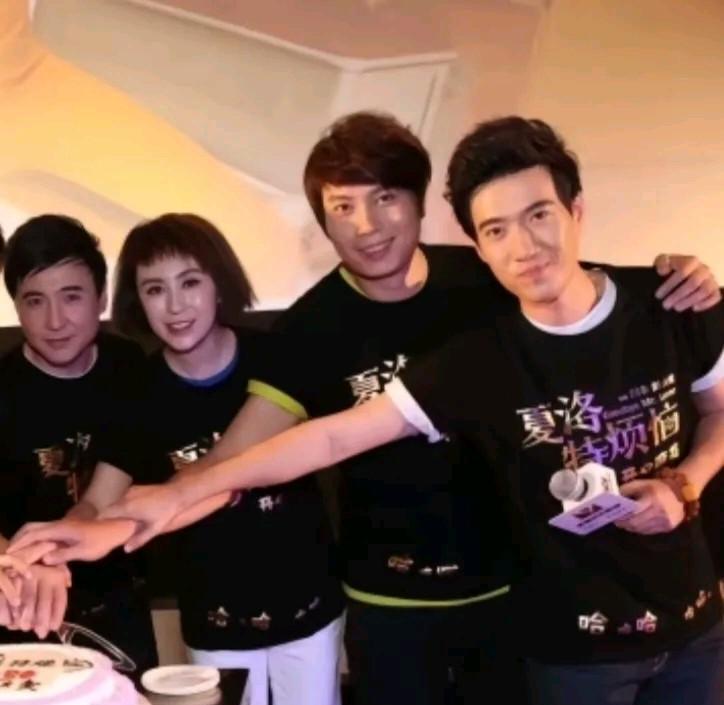 那张“神仙”合影，你真看懂了？
别只盯着沈腾马丽！
旁边那俩“青涩小伙”，才是真