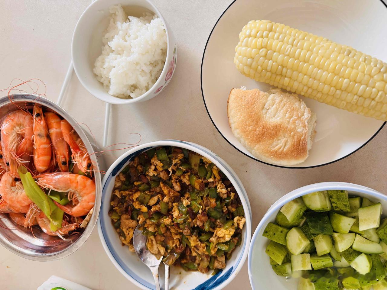 早饭：
煮大虾，鸡蛋辣椒肉酱，昨天剩的拌黄瓜。
大米饭，昨天剩的玉米和一块烤饼。