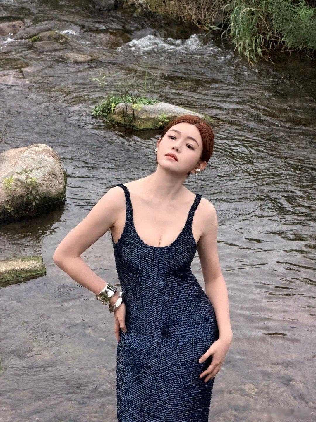 陈妍希精品购物指南封面陈妍希绿意流水氧气感大片 这组大片太有质感了！穿行于山野与