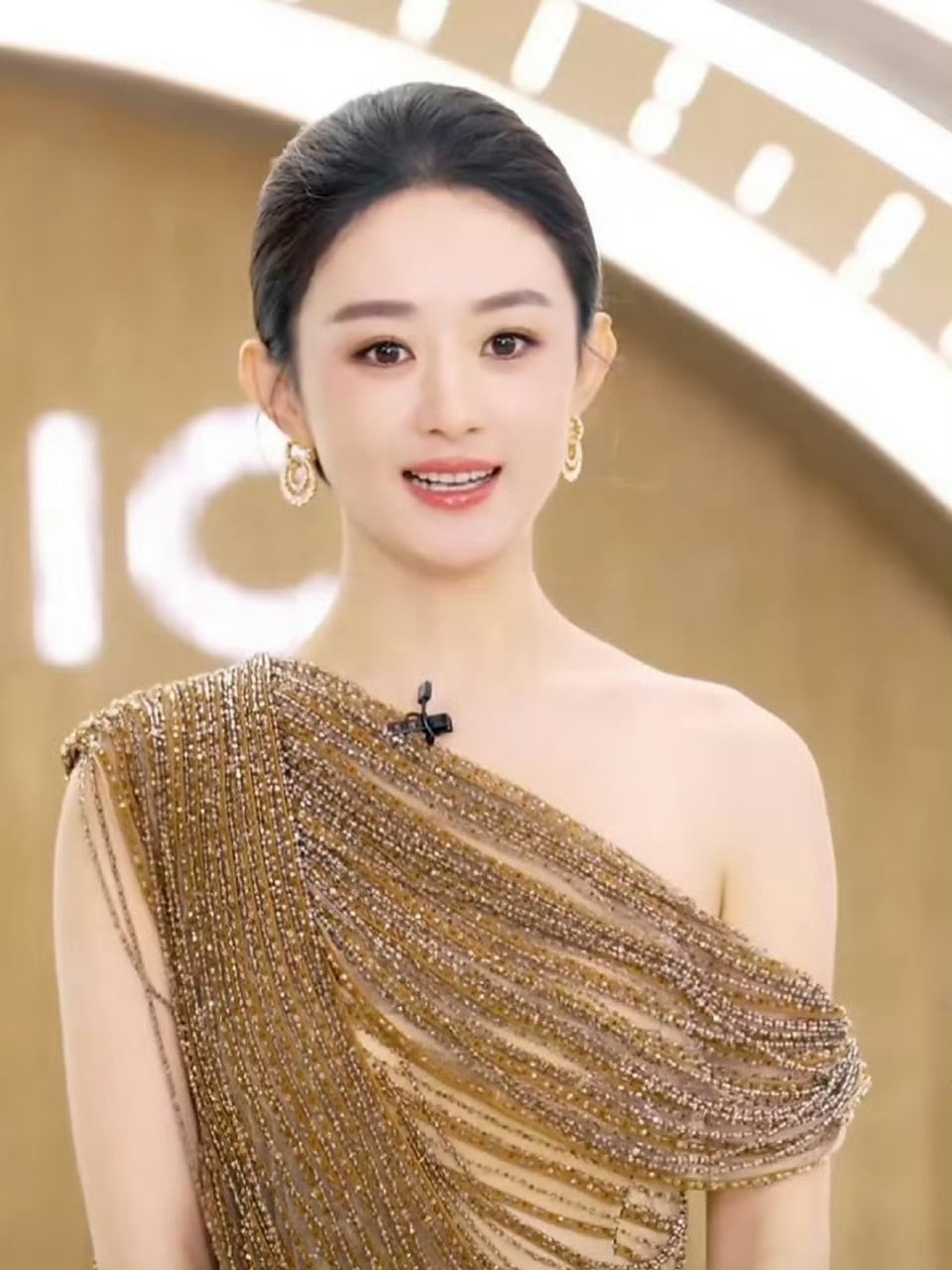 赵丽颖鎏金斜肩礼服赵丽颖大光明发型 ​大光明都这么美 ​​​