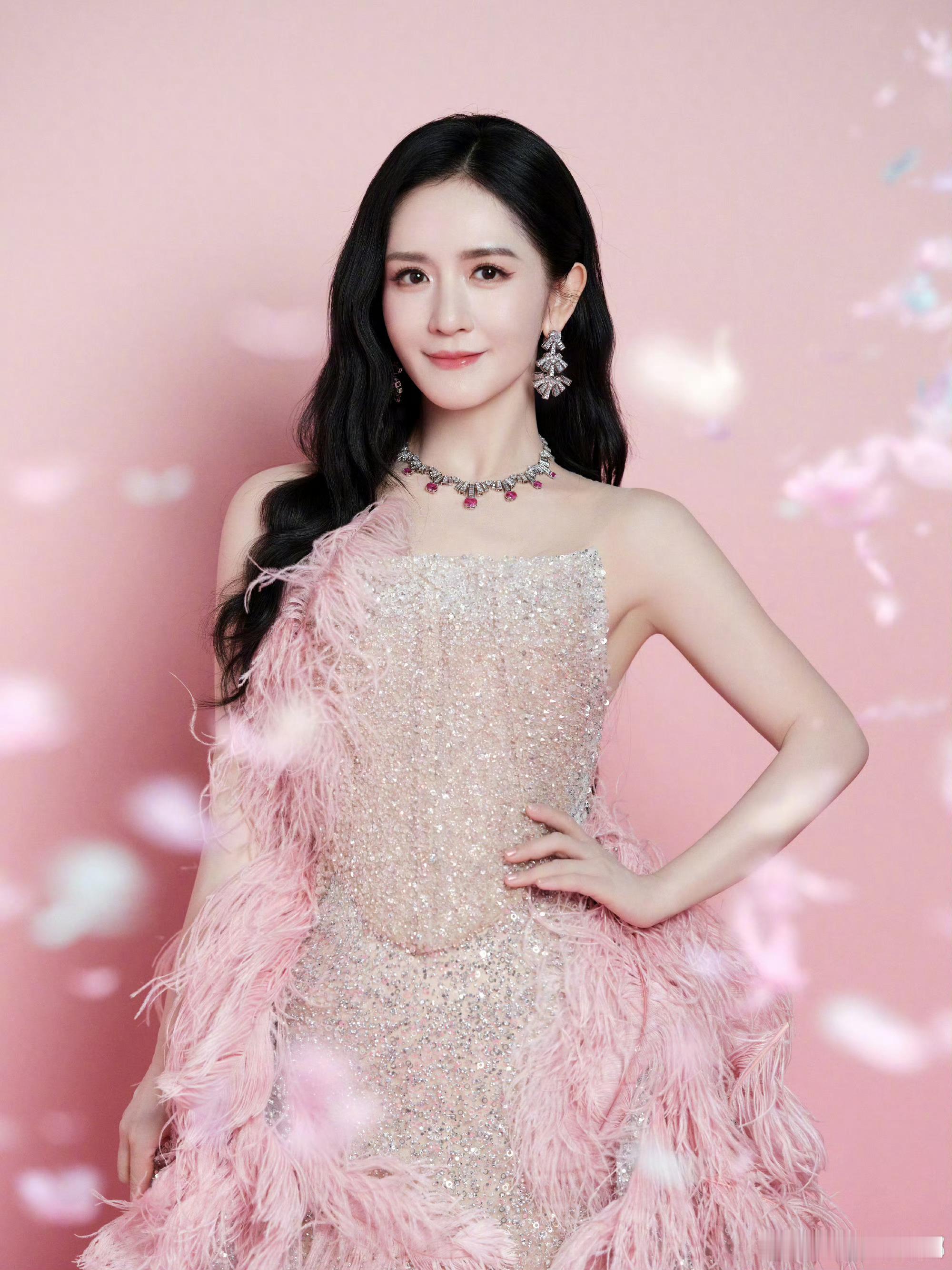 谢娜 小时候听过谢娜快乐的歌，温柔又治愈，满心期待女神线下演唱会，想见鲜活明媚的