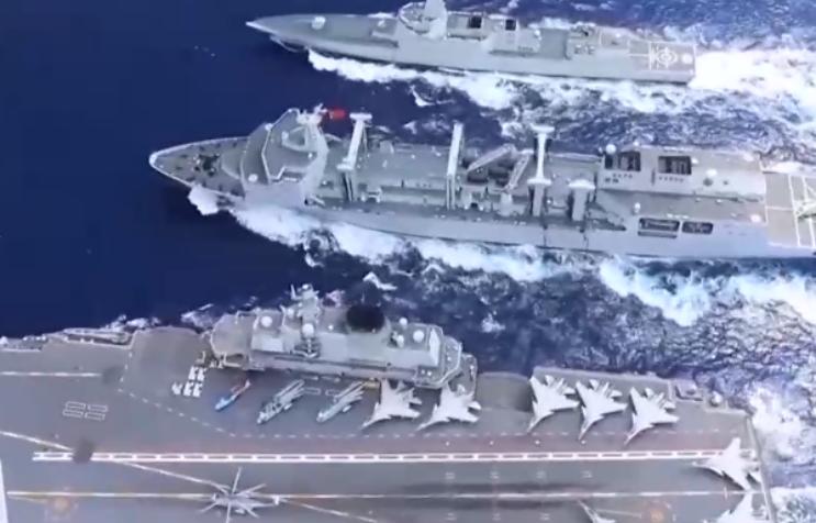 一艘几乎不带进攻武器的船，为什么能让全副武装的航母编队都提高警惕？按常理看，海上