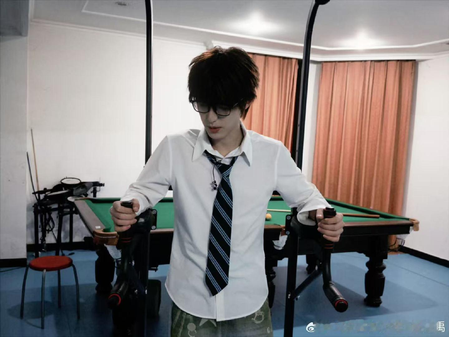 张泽禹白衬衫健身张泽禹健身 张泽禹白衬衫健身，做引体向上了！ 