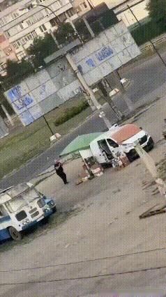看完这段战场画面心里十分震撼，如今小型无人机已经成为战场上极具威胁的装备。画面里