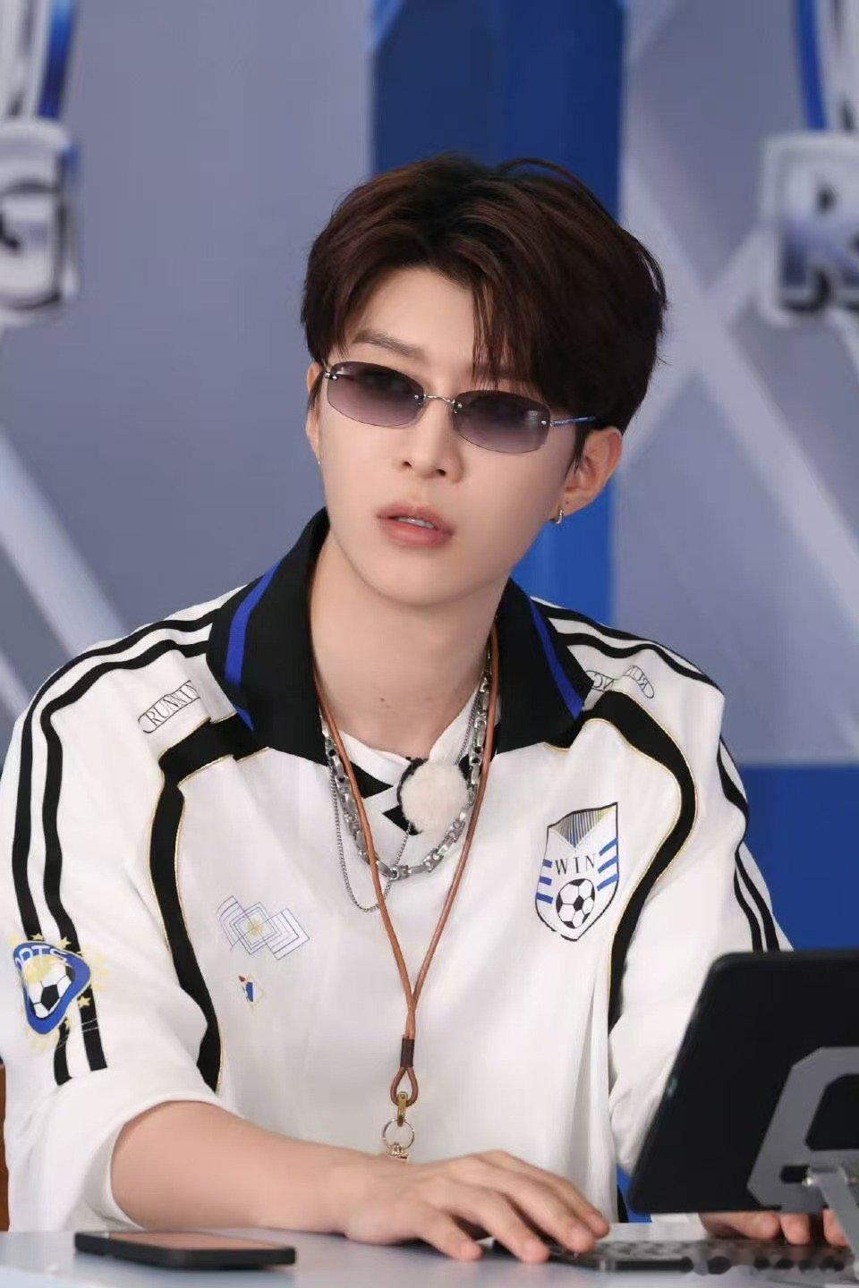 对范丞丞的线下人气有了实感网友调侃又出现众人追随的场面，放眼整座商场全是前来应援